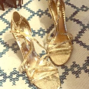 Gold Gianni Bini Snake skin heel Size 8.5